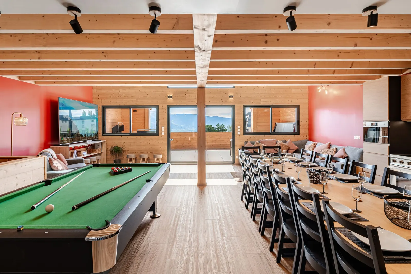 Chalet Quiétude à Font-Romeu : jacuzzi sur la terrasse et séjour avec grande table et billard